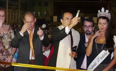  El capell&aacute;n de la HGV, Juan Pablo Fl&oacute;rez, bendice las nuevas instalaciones.