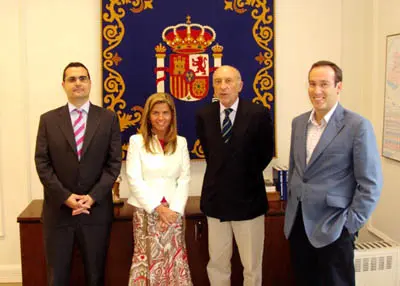 La directora de la AME, junto al cónsu general, Manuel Fairén.