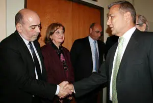 El presidente canario saluda al presidente de ‘Zona Norte’, Miguel Rueda, y a la presidenta de ‘Rosario’, María Eugenia González. Detrás, el cónsul.