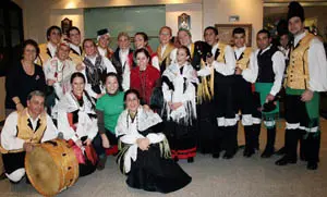 Integrantes de a agrupaci&oacute;n folcl&oacute;rica, tras su presentaci&oacute;n en la verbena.