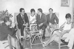  En la gr&aacute;fica de los a&ntilde;os 60, H&eacute;ctor Rafael G&oacute;mez, Orlando Mater&aacute;n Alfonzo, Modesto Vargas L&oacute;pez, srta. Brandt, y otros invitados al recital po&eacute;tico efectuado en casa de Blanca Brandt. 