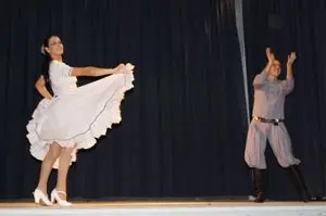 Los bailarines ejecutando música folclórica.