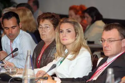 Teresa Ordiz, junto a la representante de la Junta de Andalucía, durante el pleno del CGCEE.