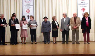  Los premiados con la &lsquo;plaqueta&rsquo; &ndash;a la dcha.&ndash;, poco antes de la entrega del obsequio que les distingue por su aportaci&oacute;n.