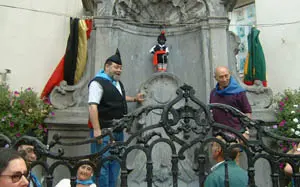  El Manneken Pis, orinando sidra durante el Día de Asturias.  