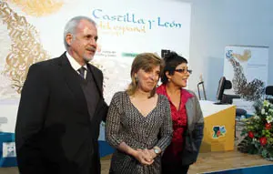 La consejera de Cultura, María José Salgueiro, posa junto a Raúl Padilla y Nubia E. Macías.