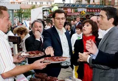  Patxi L&oacute;pez y Alberto N&uacute;&ntilde;ez Feij&oacute;o comen unas tapas de embutido durante el 25&ordm; aniversario del D&iacute;a de Galicia.