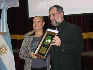  María del Pilar Fuentes Gómez y Guillermo Pilía, en el momento de la entrega de la placa de reconocimiento.