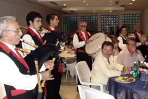  El Grupo de Gaitas Celta, durante su pase&iacute;llo por el Sal&oacute;n &lsquo;V&iacute;ctor Castor Cachafeiro&rsquo;.