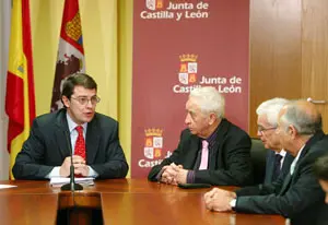 El consejero de Interior y Justicia, Alfonso Fernández Mañueco, y miembros de las casas en el exterior.