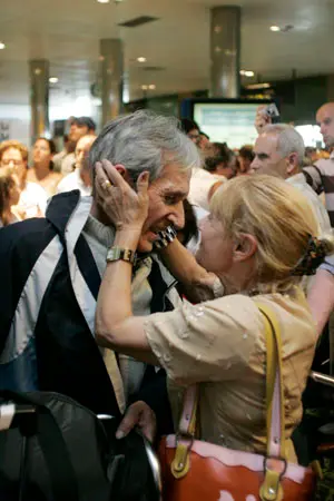  La emoci&oacute;n del reencuentro dej&oacute; im&aacute;genes como &eacute;sta en la que una mujer besa a un reci&eacute;n llegado.