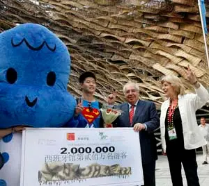  Areces y la comisaria del Pabellón de España junto al visitante ‘2 millones’ del pabellón español.    