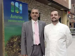 José Luis Vega, junto al cocinero asturiano Sergio Rama.