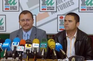  El responsable de la Agencia Asturiana de Cooperación, con el coordinador de IU de Asturias, Jesús Iglesias.    