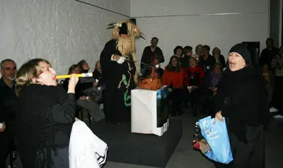   La queimada se prepar&oacute; con los tradicionales conjuros de las meigas.