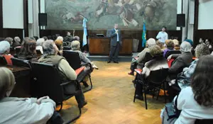  L&oacute;pez Dobarro, durante la presentaci&oacute;n de la exposici&oacute;n.