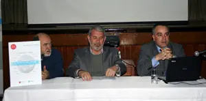 José Otero Paradela –dcha.– y el delegado de la Xunta en Montevideo, Manuel Barros –centro–, durante la conferencia en Montevideo.