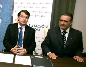 Fernández Mañueco y Pedro Bello, durante el Consejo de la Emigración celebrado el pasado lunes.