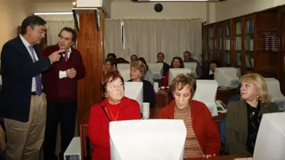 Fernández Moreda, durante la visita a una de las aulas de informática.