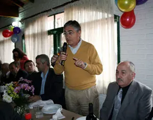  El presidente de la Diputaci&oacute;n de A Coru&ntilde;a, durante su intervenci&oacute;n en el aniversario del Hogar Gallego de Domselaar, flanqueado por el delegado de la Xunta, Alejandro L&oacute;pez Dobarro, y Rafael Gil Malvido.