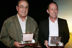  ‘Yayo’ –a la izquierda– y Luis San Narciso, con los galardones. 