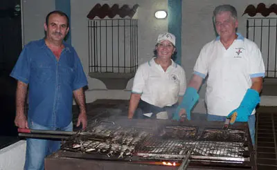  Adriano Garc&iacute;a Fern&aacute;ndez, vicepresidente del CGPLC; Mari R&uacute;a de Garc&iacute;a, secretaria de Cultura de la entidad; y Adolfo Rodr&iacute;guez Da Silva, secretario de Actas, durante el asado de las sardinas.