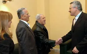  El delegado del Gobierno en Asturias, Antonio Trevín, con representantes de los emigrantes retornados.