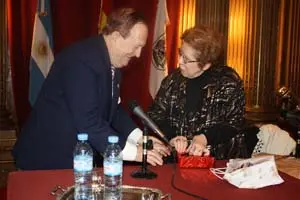 García Morales, haciendo un regalo a la conferenciante Cristina de la Plaza.