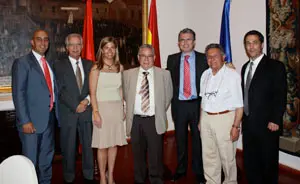 Victoria Cristóbal y Francisco Granados, con los consejeros procedentes de la emigración.