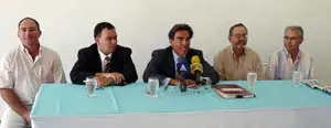 Fabián Gutiérrez –2º dcha–, durante la visita en marzo de 2009 a Puerto La Cruz del cónsul general de España. Aníbal Jiménez Abascal –centro–.