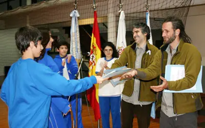  Joaqu&iacute;n y Roc&iacute;o entregan los sue&ntilde;os elaborados por los alumnos del nivel secundario.