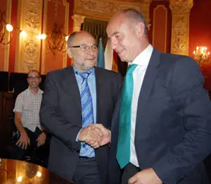  El secreatario xeral de Emigraci&oacute;n y el alcalde de Ourense, durante el acto de la firma.