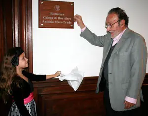 Francisco Lores y la nieta de P&eacute;rez Prado descubren la placa que da el nombre de Antonio P&eacute;rez Prado a la Biblioteca Galega de Bos Aires. 