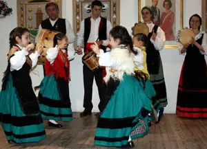 El nuevo grupo infantil de baile de la A.B.C. de Corcubi&oacute;n hizo su debut. 