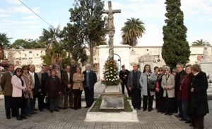 Los concurrentes al evento posan ante el cruceiro donde se homenaje&oacute; a los gallegos fallecidos en Montevideo. 