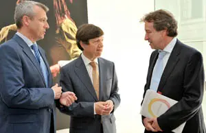 José Antonio de Santiago-Juárez –a la dcha.–, junto a Carlos Lage y Alfonso Rueda Valenzuela.