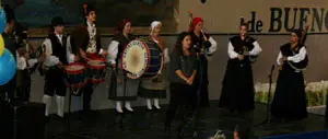 La cantante galaico-argentina Anabel Santiago, durante su presentación en la fiesta de la Peña Casina de Buenos Aires. 