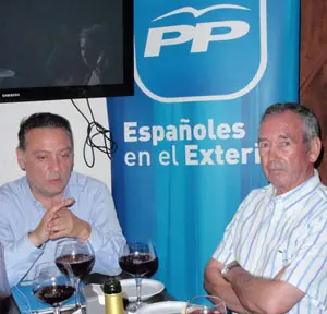 Alfredo Prada con uno de los miembros de la Comisión Gestoral del PP español en Panamá.
