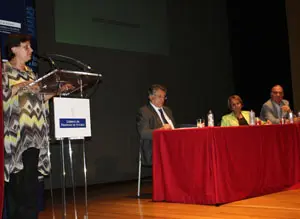María José Ramos, consejera de Presidencia, pronunciando unas palabras en el acto de clausura de la Escuela de Verano de Asturianía del año pasado. 