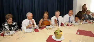 Los dirigentes asistentes a la comida de fraternidad conversan animadamente. 