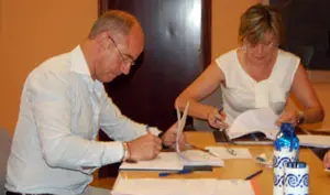Camba y la concejala viguesa de Benestar, durante la firma del acuerdo. 