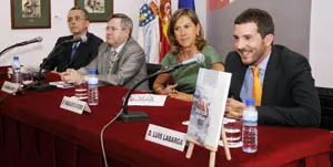 De izda. a dcha., César Olivera, Ramón Jiménez, Margarita Riobó y Luis Labarga, durante la presentación.