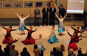 Las autoridades observan la actuaci&oacute;n de un grupo de baile durante el acto de inauguraci&oacute;n de la exposici&oacute;n. 