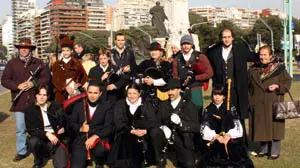 Gaiteros partiendo del monumento a los espa&ntilde;oles. 