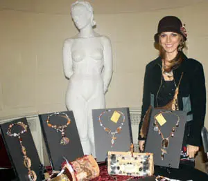 Pilar San Martín, junto a algunas de sus últimas creaciones.