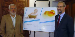 Miguel Ángel Quintanilla y Daniel Hernández Ruipérez –a la derecha– posan con los carteles de ‘Empírika’. 