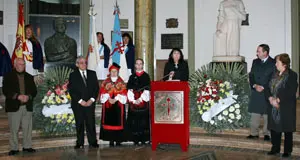 Directivos del Centro Gallego de Buenos Aires y de la Uni&oacute;n de Sociedades Gallegas, luego de depositar ofrendas florales ante los bustos de Alfonso Castelao y Rosal&iacute;a de Castro. Al costado, el coro de la instituci&oacute;n, junto a su director, Gabriel L