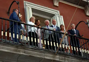 Jos&eacute; Manuel Castelao y Santiago Camba, acompa&ntilde;ados por Victoria Crist&oacute;bal, Fernando de Castro y otros dirigentes, en el balc&oacute;n de la Plaza Mayor de Madrid donde se dio lectura al preg&oacute;n. 