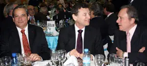 El presidente del Centro Galicia, junto al intendente de Vicente L&oacute;pez &ndash;a la dcha.&ndash; y al ministro de Salud de Buenos Aires &ndash;a la izqda.&ndash; 