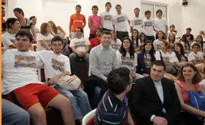 El director xeral de Xuventude posa con algunos de los participantes en el Foro. 